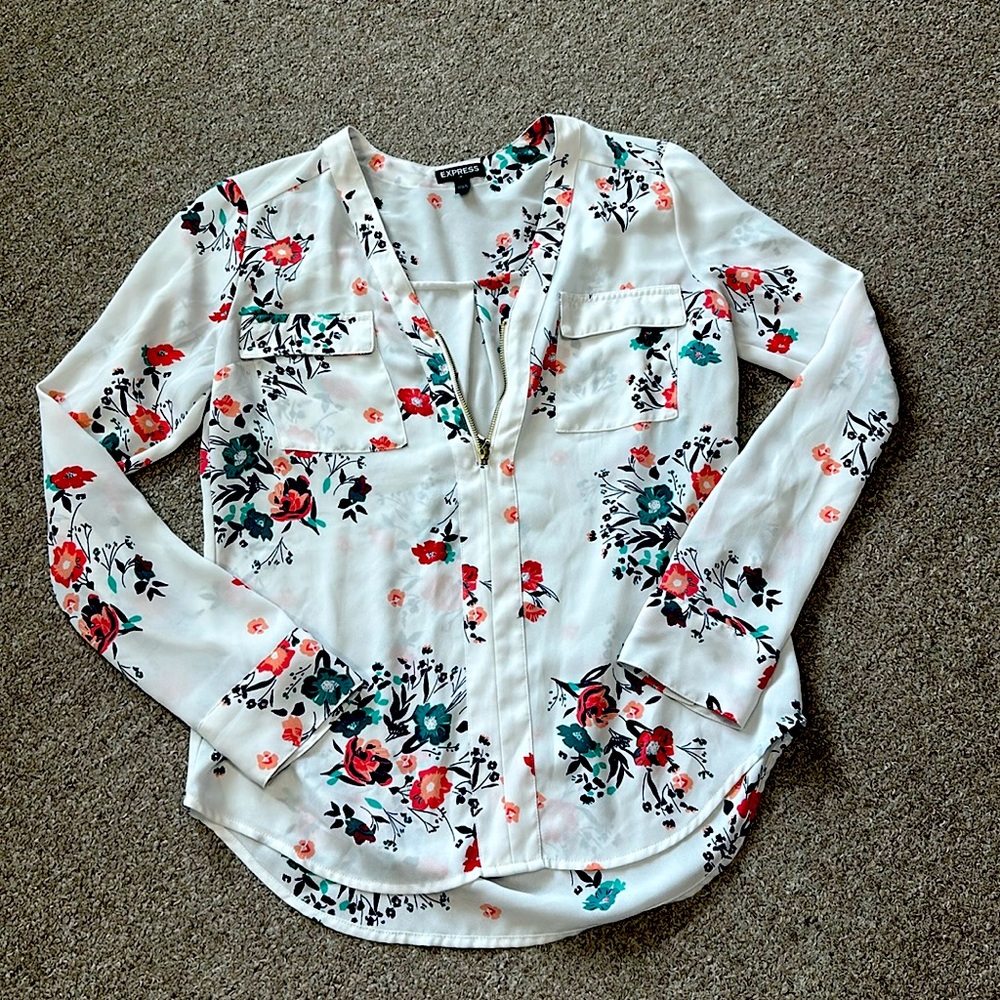 Beautiful floral blouse with zipper vneck.